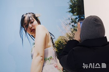 フォト】BLACKPINKジェニー、誕生日に合わせて初の写真展開催…未公開