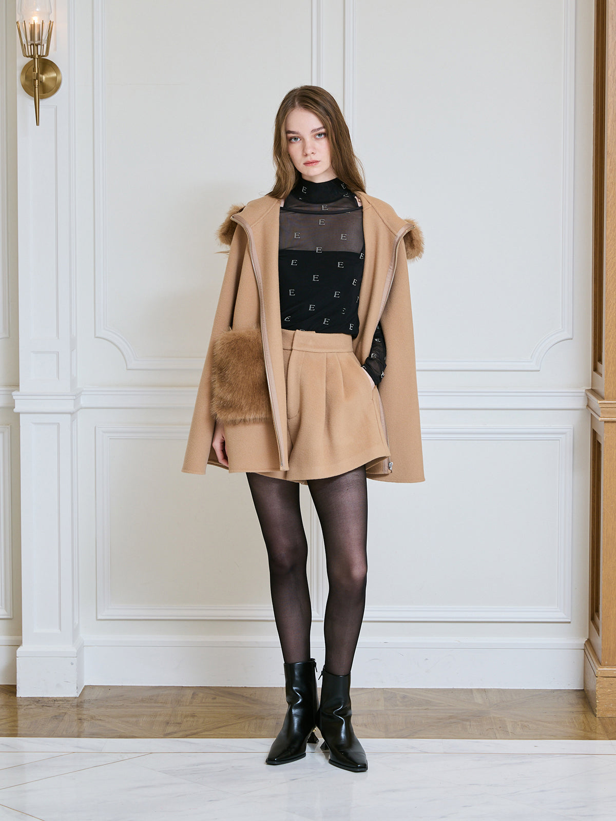 モノグラムカットアウトチュールトップス