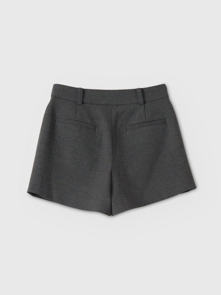 タックショートパンツ