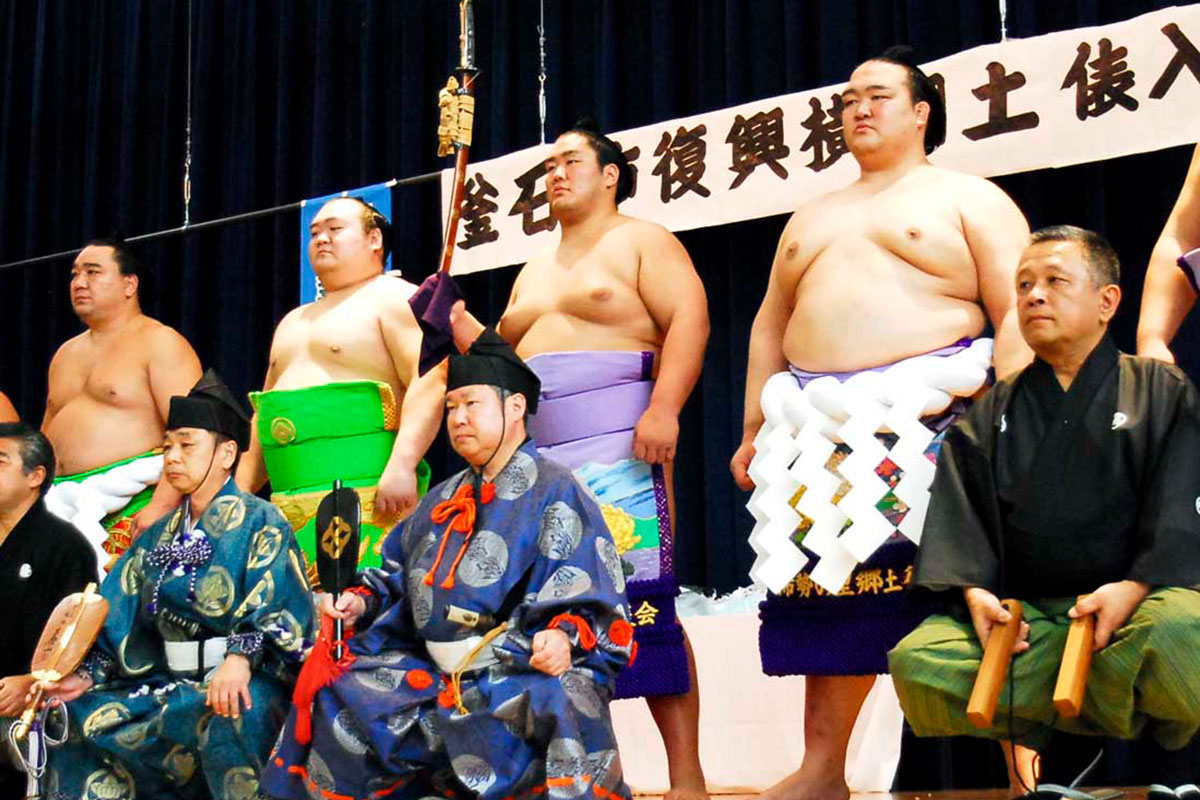 復興願う横綱土俵入り、堂々の四股 被災地に力〜鵜住居で披露、市内