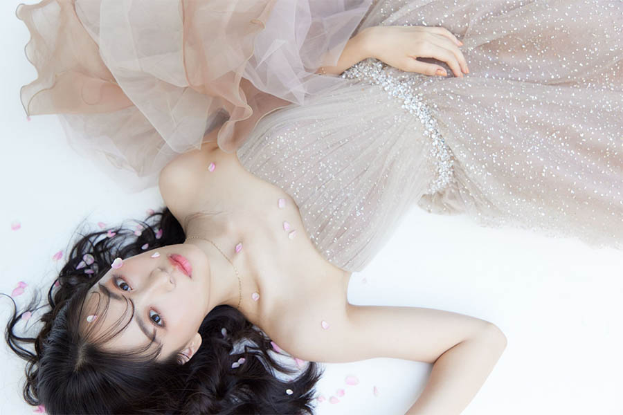 lol」19歳のmoca、初の写真集で見せる