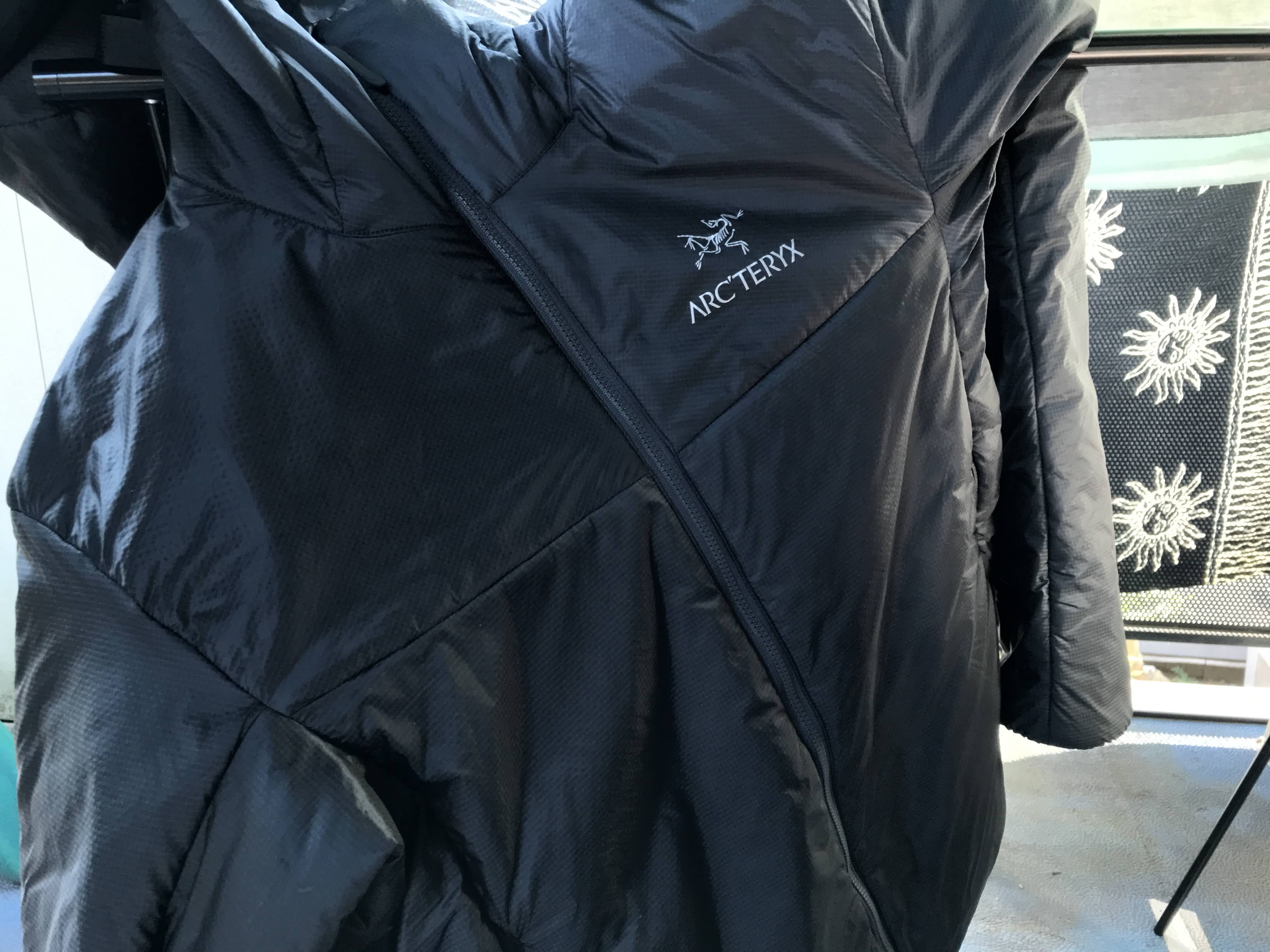 アークテリクスで店員さんが店の奥に在庫調べに行ってる間にふと隣を見