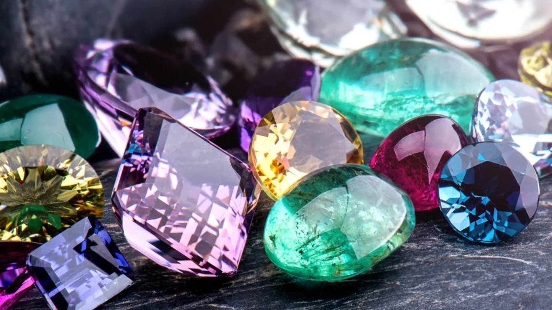 完全解説】世界三大希少石とは？レアな宝石の値段や特徴を詳しく紹介