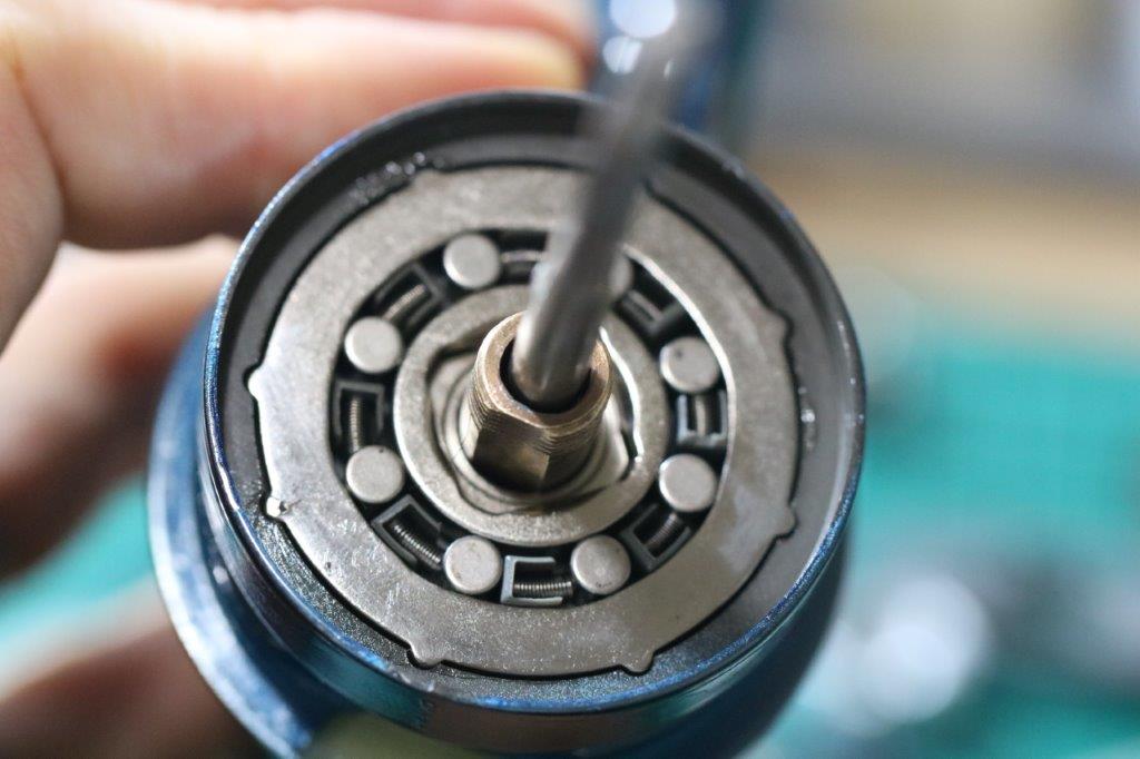 修理依頼 01ステラSW 8000PG ローラークラッチのバネを紛失 | リール