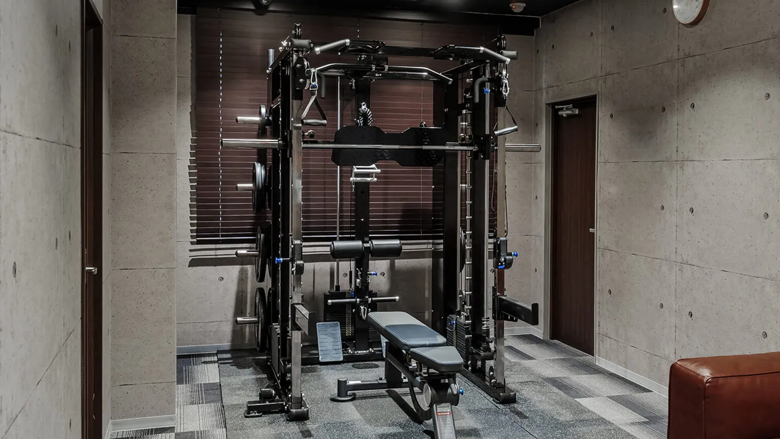 カウンターオールインワンラック｜省スペースで多機能トレーニング