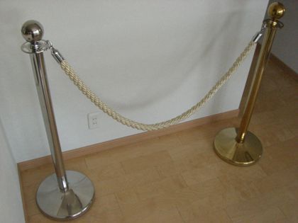 ロープパーテーションの販売業者は東京から大阪、兵庫まで全国イベント