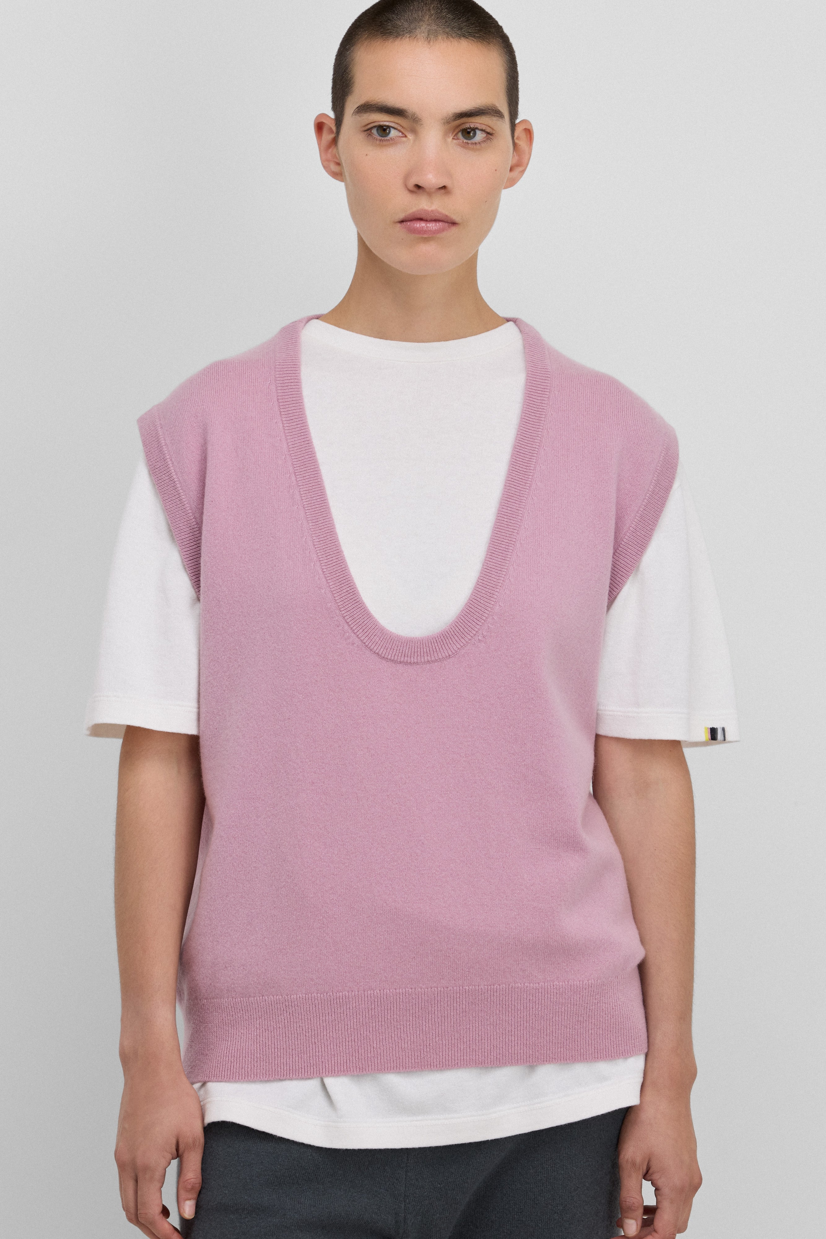 extreme cashmere scoop-neck sweater vest – n°423 lord – extreme