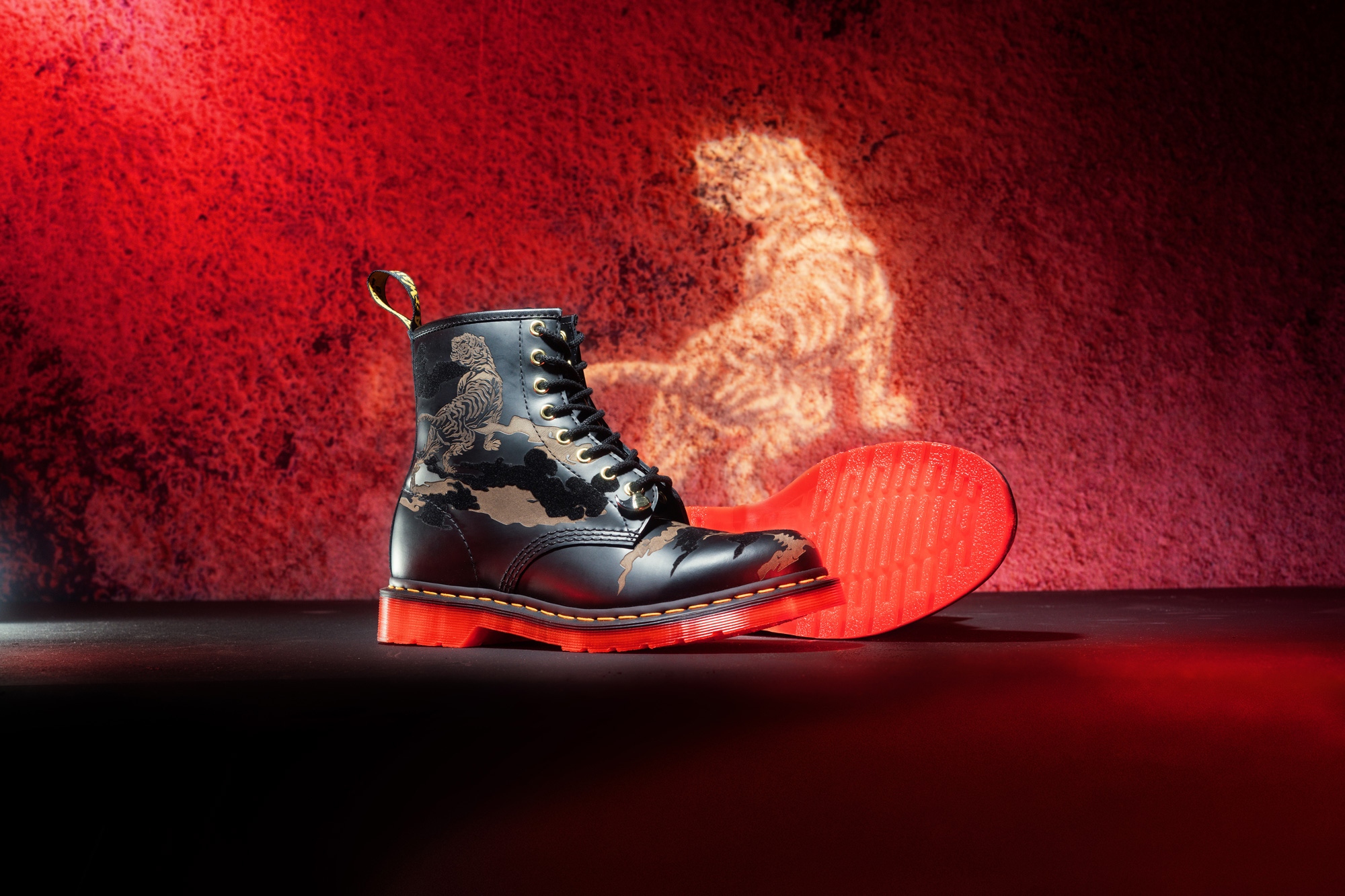 DR. MARTENSより寅年のLUNAR NEW YEARを祝う8ホールブーツと3ホール