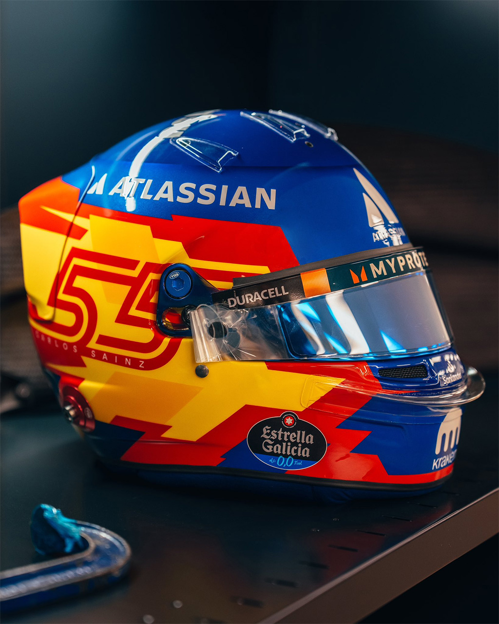 カルロス・サインツJr. ウィリアムズ仕様の2025年版F1ヘルメットを