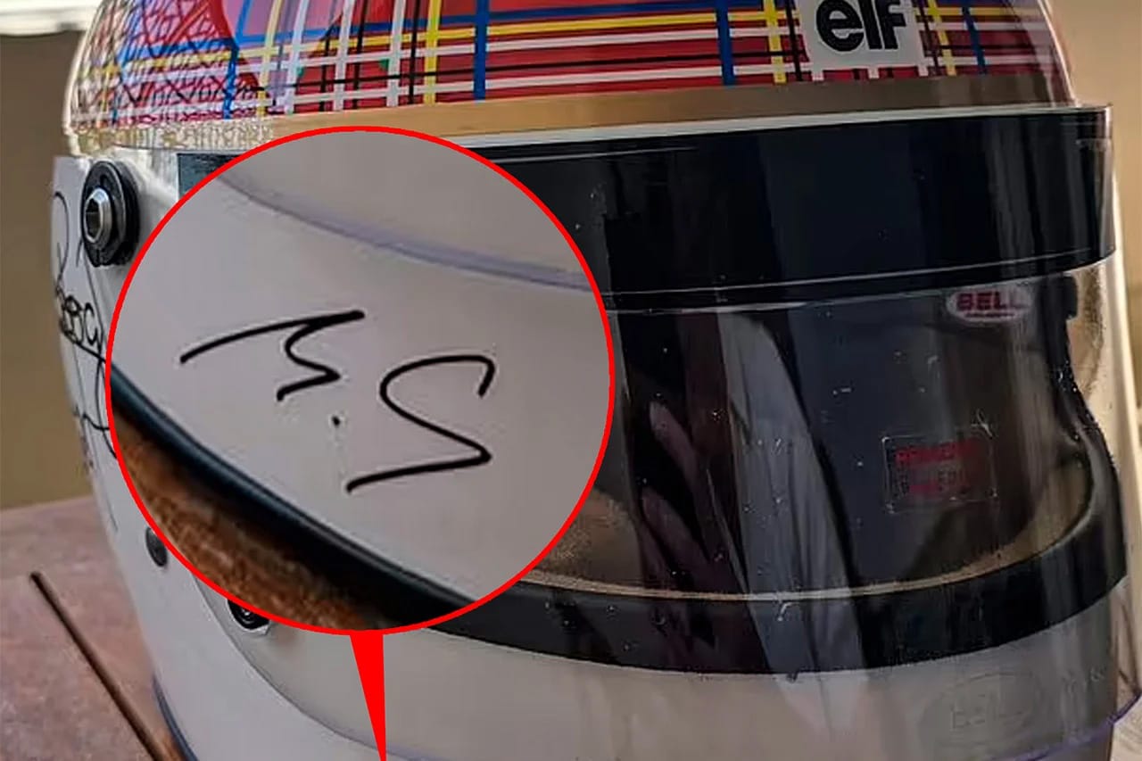 F1：ミハエル・シューマッハ チャリティヘルメットに“直筆サイン