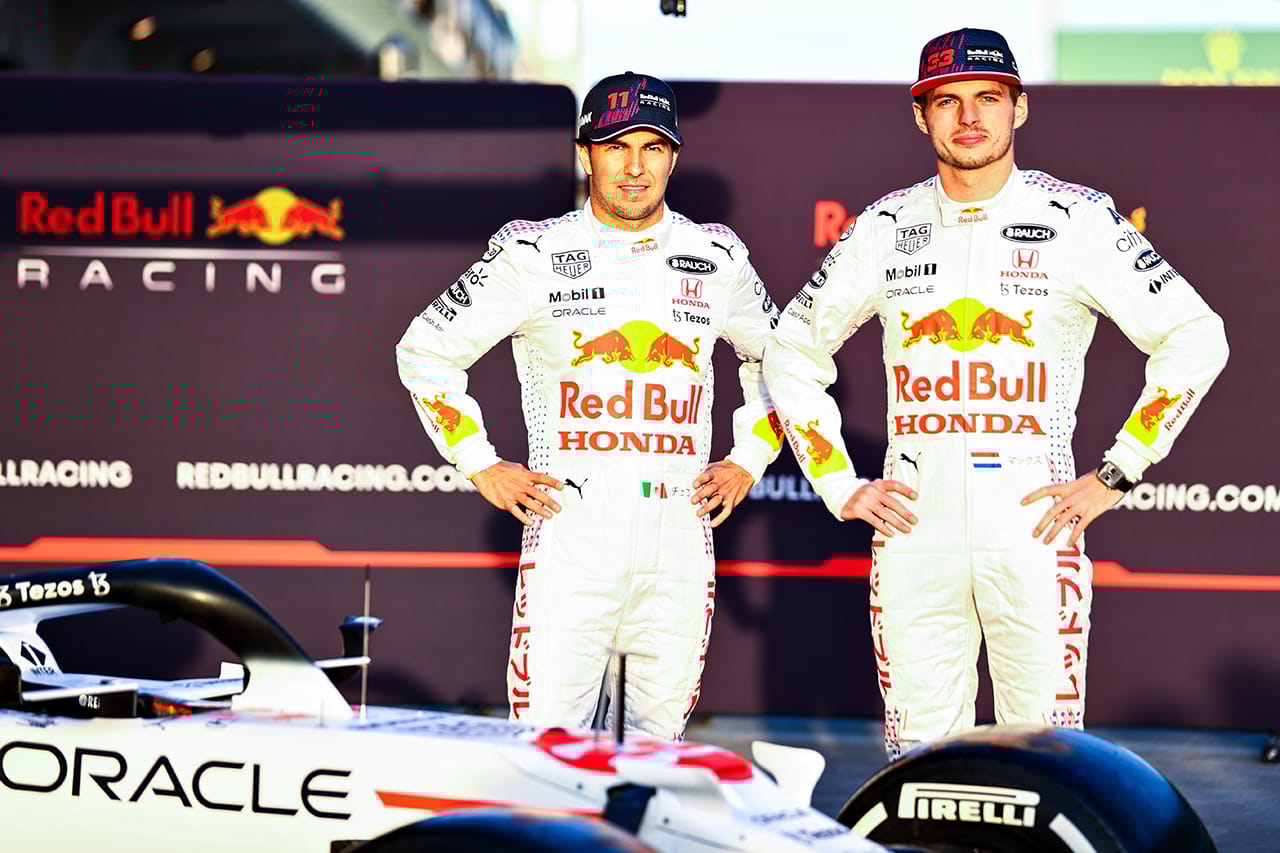 レッドブル・ホンダF1、日本仕様のホワイトのレーシングスーツを披露