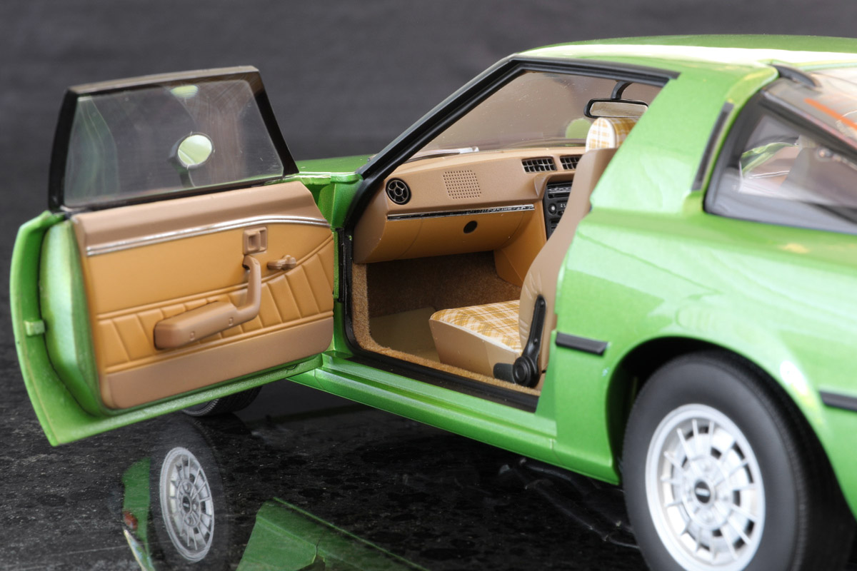 AUTOart 1:18 Mazda RX-7 (SA22C) Savanna (green) fresh photos