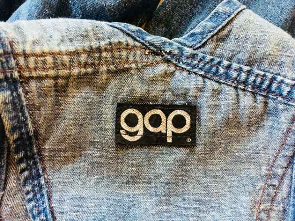 GAP(ギャップ)の年代別タグの特徴まとめ！各デザインの違いを解説