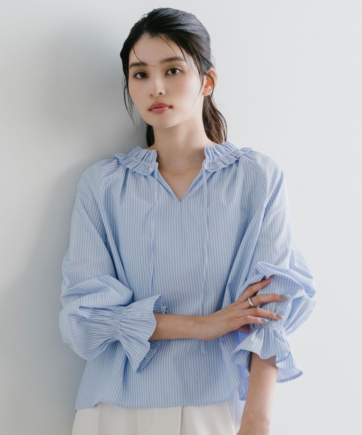 衿ぐりフリルブラウス｜Stola.（ストラ）公式通販サイト