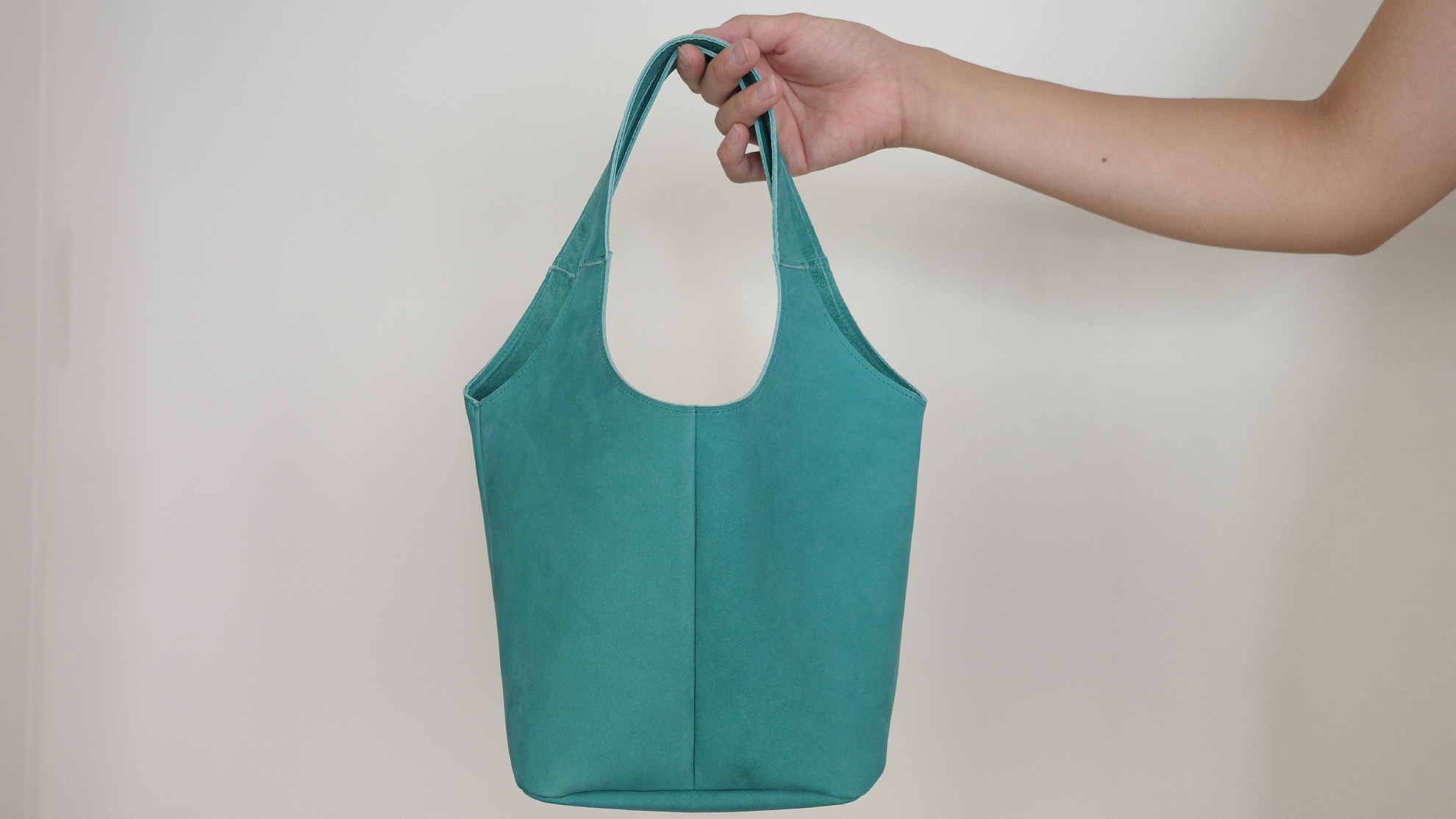 ヌバックで仕立てた小さなバック| 革財布の山藤オンラインショップ