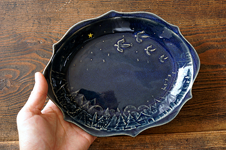 ケ19 ヨルノアオ 鳥の親子 夜空を飛ぶの楕円皿（結晶/ツヤなし部分