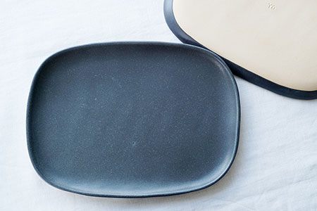 ロ19 チャコール ゆるしかくプレート長方 - 益子焼の小さな窯元