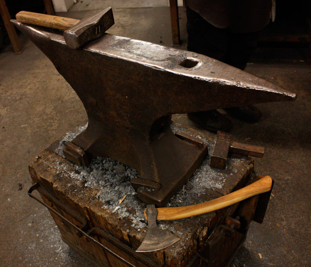 鍛冶屋の金床（アンビル） | 森のフォトギャラリー