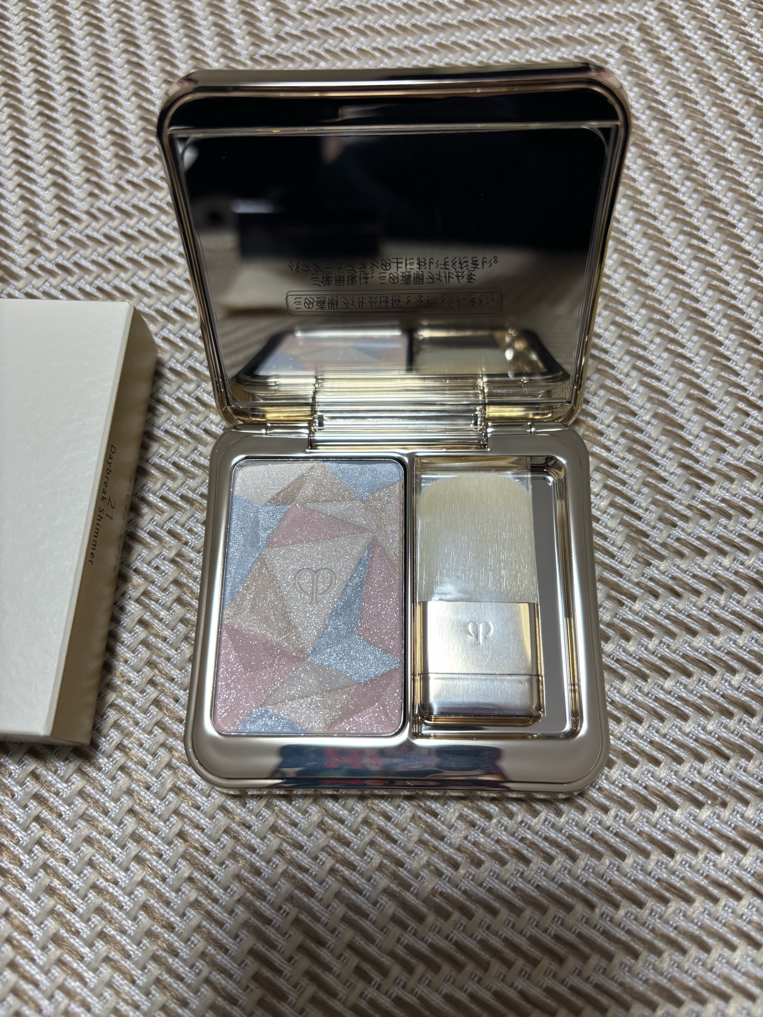 クレ・ド・ポー ボーテ / ル・レオスールデクラ 21 Daybreak Shimmerの