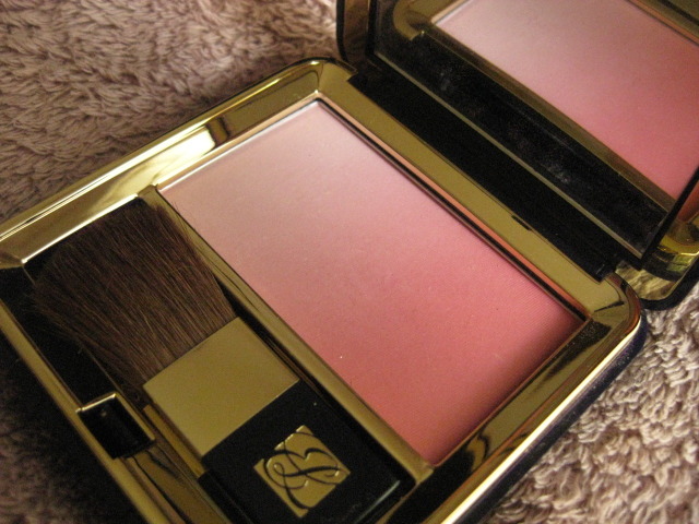 エスティ ローダー / シグネチャー パウダー ブラッシュの公式商品情報