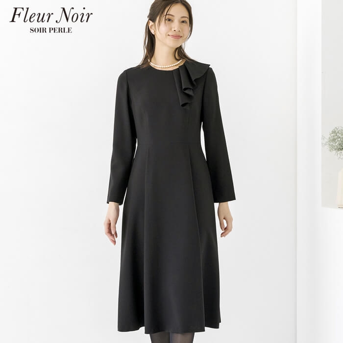 フリルモチーフのロングワンピース 7号・ブラック｜東京ソワール