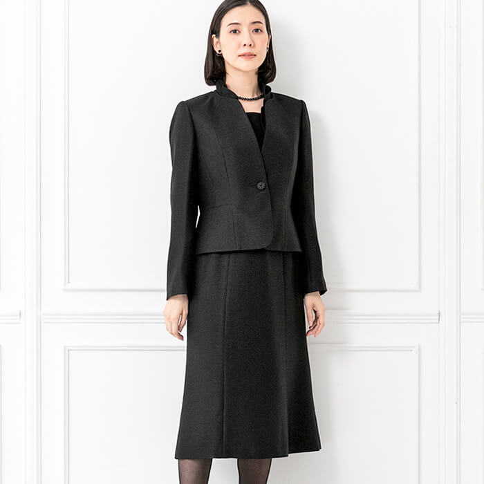 フリルカラーの米沢織ジャカードアンサンブル 9号・ブラック｜東京