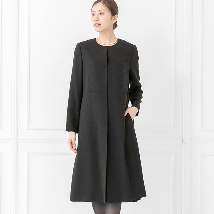 ノーカラーのリボン付アンサンブル 9号・ブラック｜東京ソワール