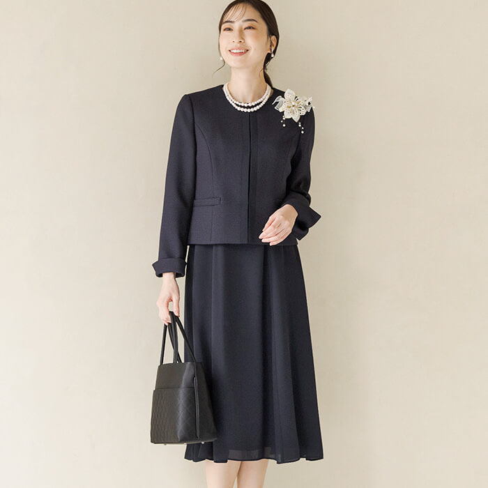 シンプルで上品な定番ネイビースーツ 9号・ネイビー｜東京ソワール