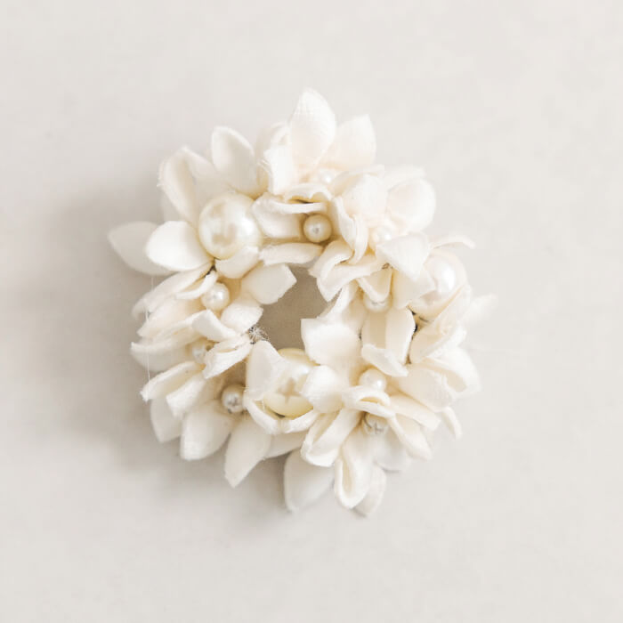 さりげなく華やか、上品ブローチ ・ホワイト｜東京ソワールオンライン