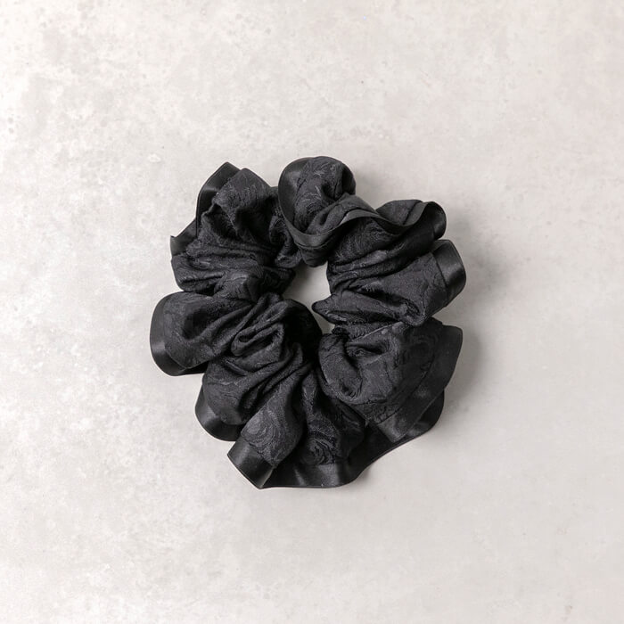 ローズ模様のシュシュ ・ブラック｜東京ソワールオンラインストア