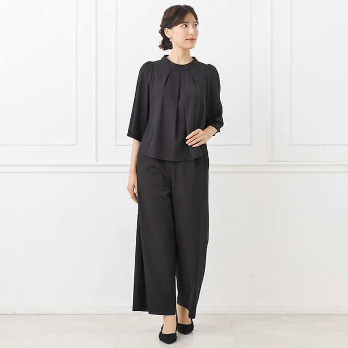 襟ぐりのビジューがポイントのセットアップ 7号・ブラック｜東京