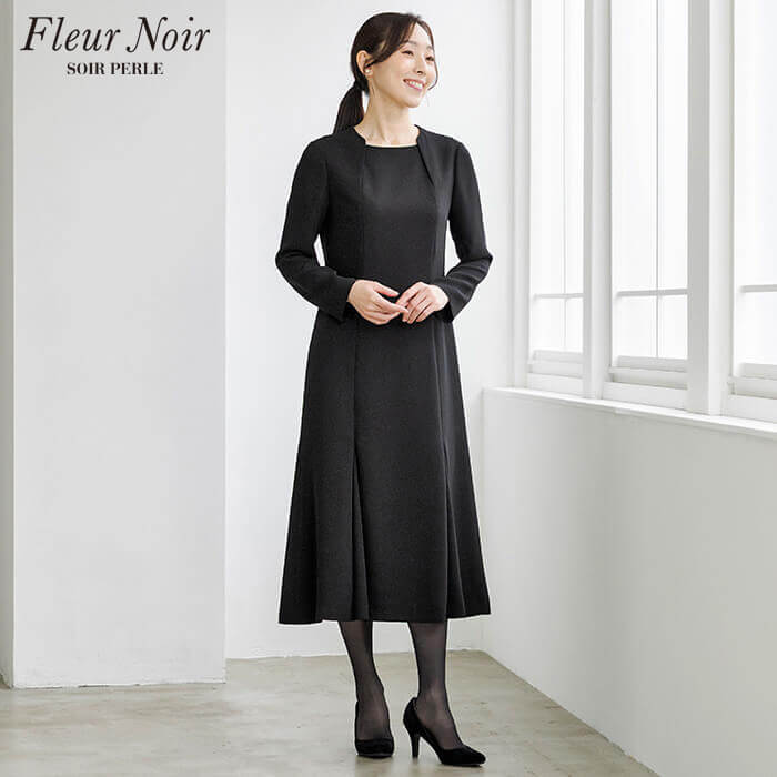 ケープ付きロング丈のワンピース 9号・ブラック｜東京ソワール