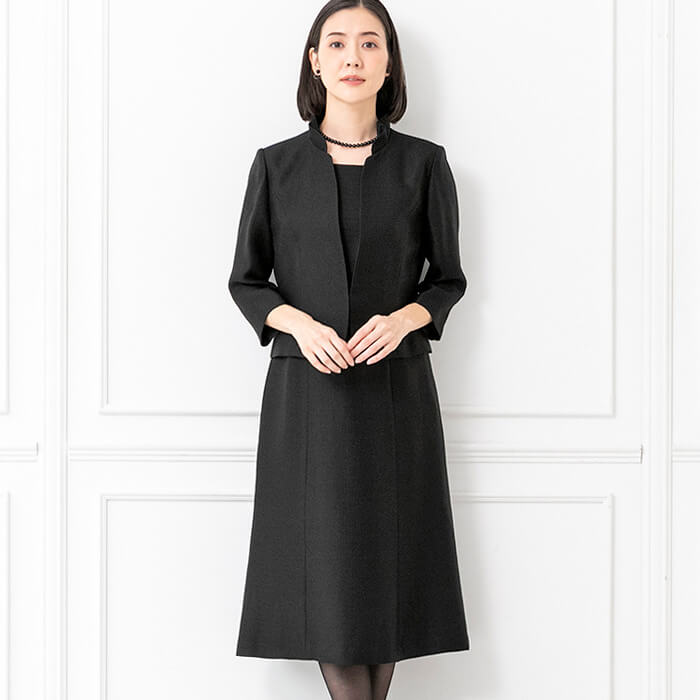 フリルカラーの米沢織ジャカードアンサンブル 9号・ブラック｜東京