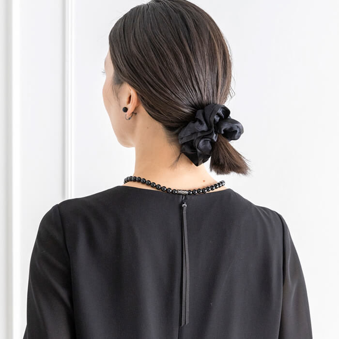 ローズ模様のシュシュ ・ブラック｜東京ソワールオンラインストア