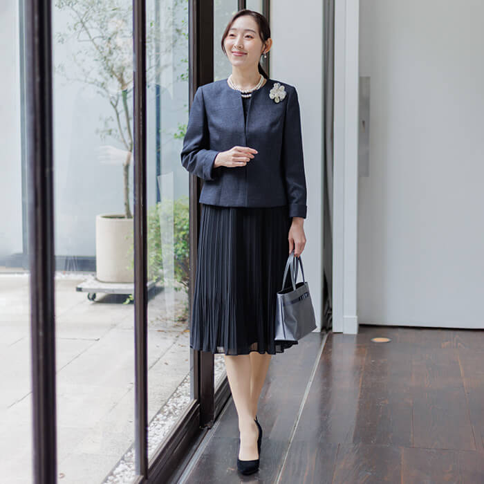 素材感の変化で魅せる大人のセレモニースーツ 13号・ネイビー｜東京