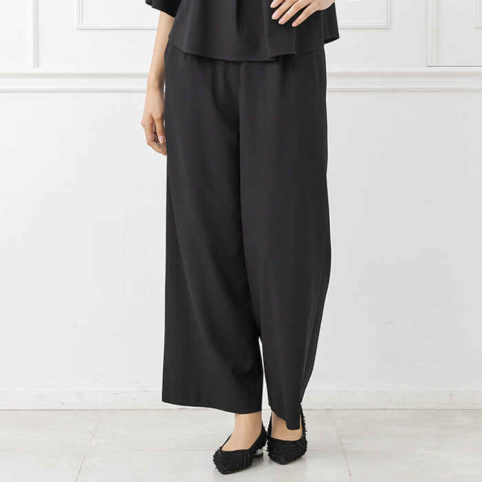 襟ぐりのビジューがポイントのセットアップ 7号・ブラック｜東京