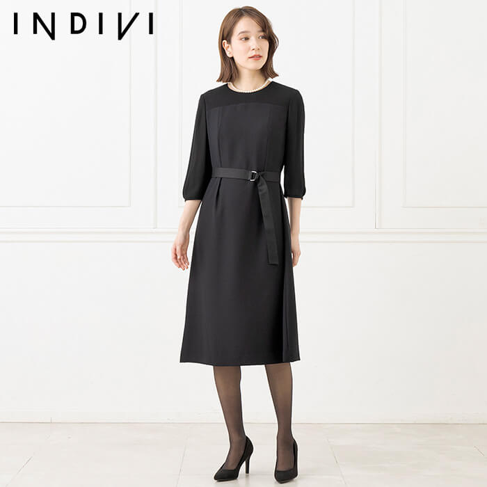 シンプルなノーカラーのアンサンブル 9号・ブラック｜東京ソワール