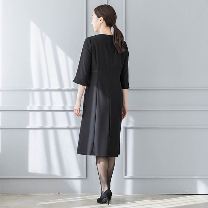 ベーシックなブラックフォーマル4点セット 19号・ブラック｜東京