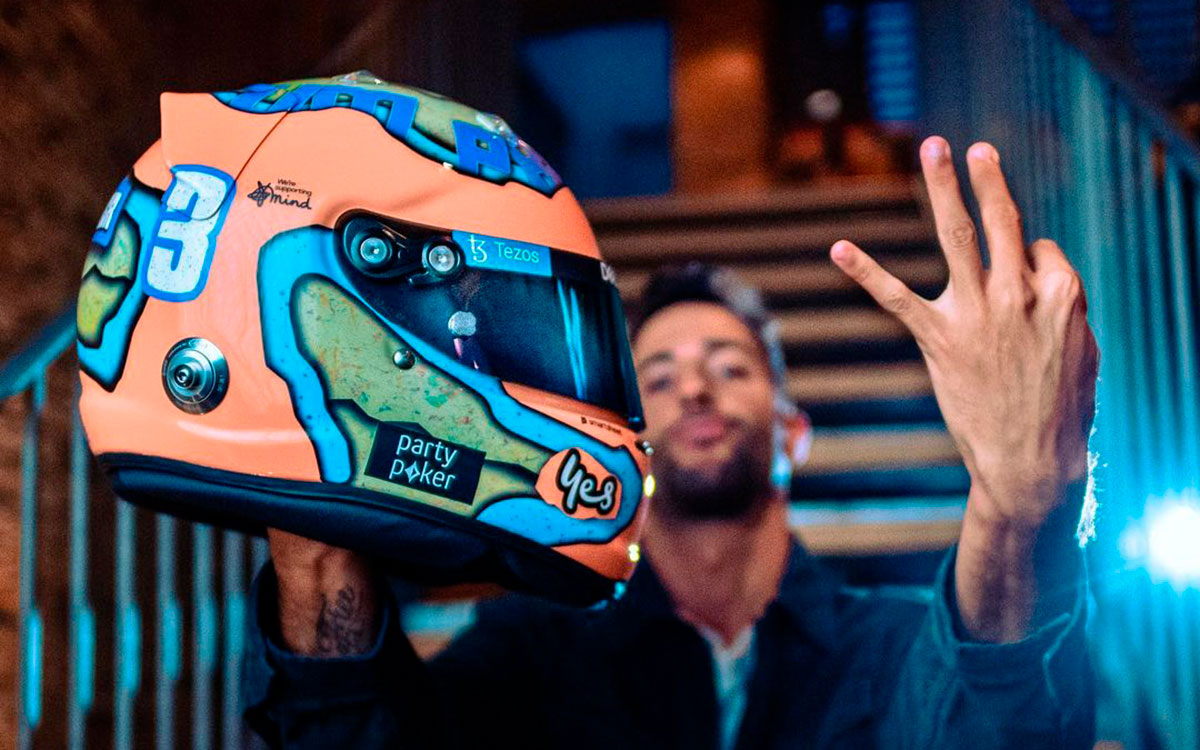 ダニエル・リカルド、2022年のF1ヘルメットをお披露目！ 今年も