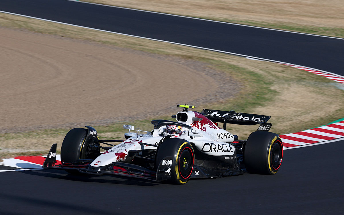 レッドブルRB21で鈴鹿サーキットのS字区間を駆け抜ける角田裕毅