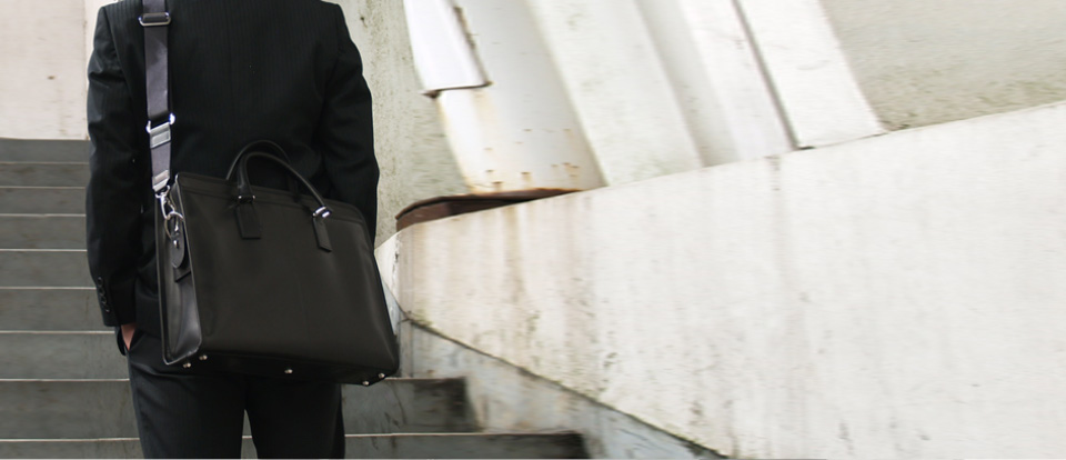 人気のブリーフケースを準備中です【裁断の様子をご覧ください