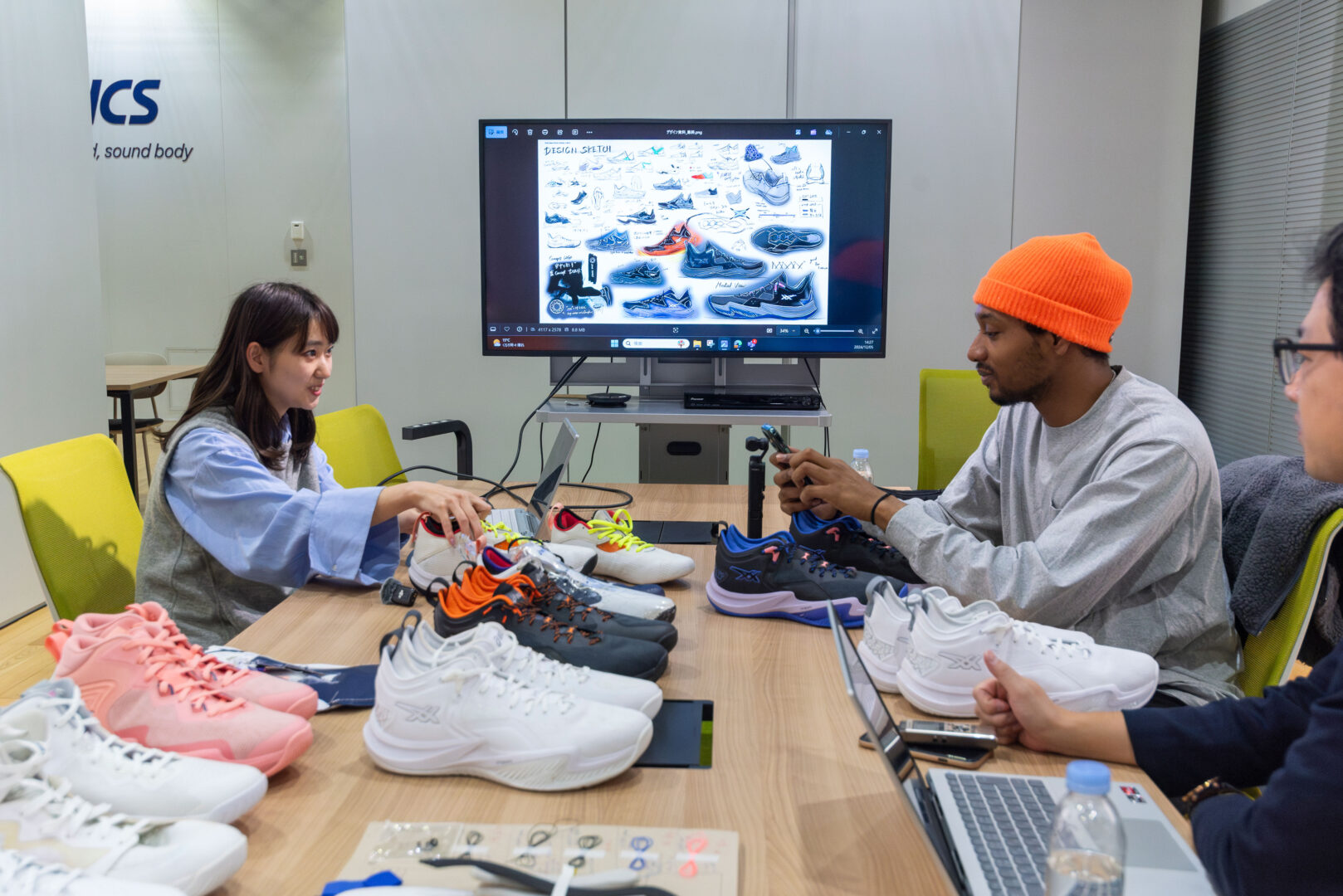 TikToker クリスがアシックスジャパンへ…最新モデル「NOVA SURGE LOW 2