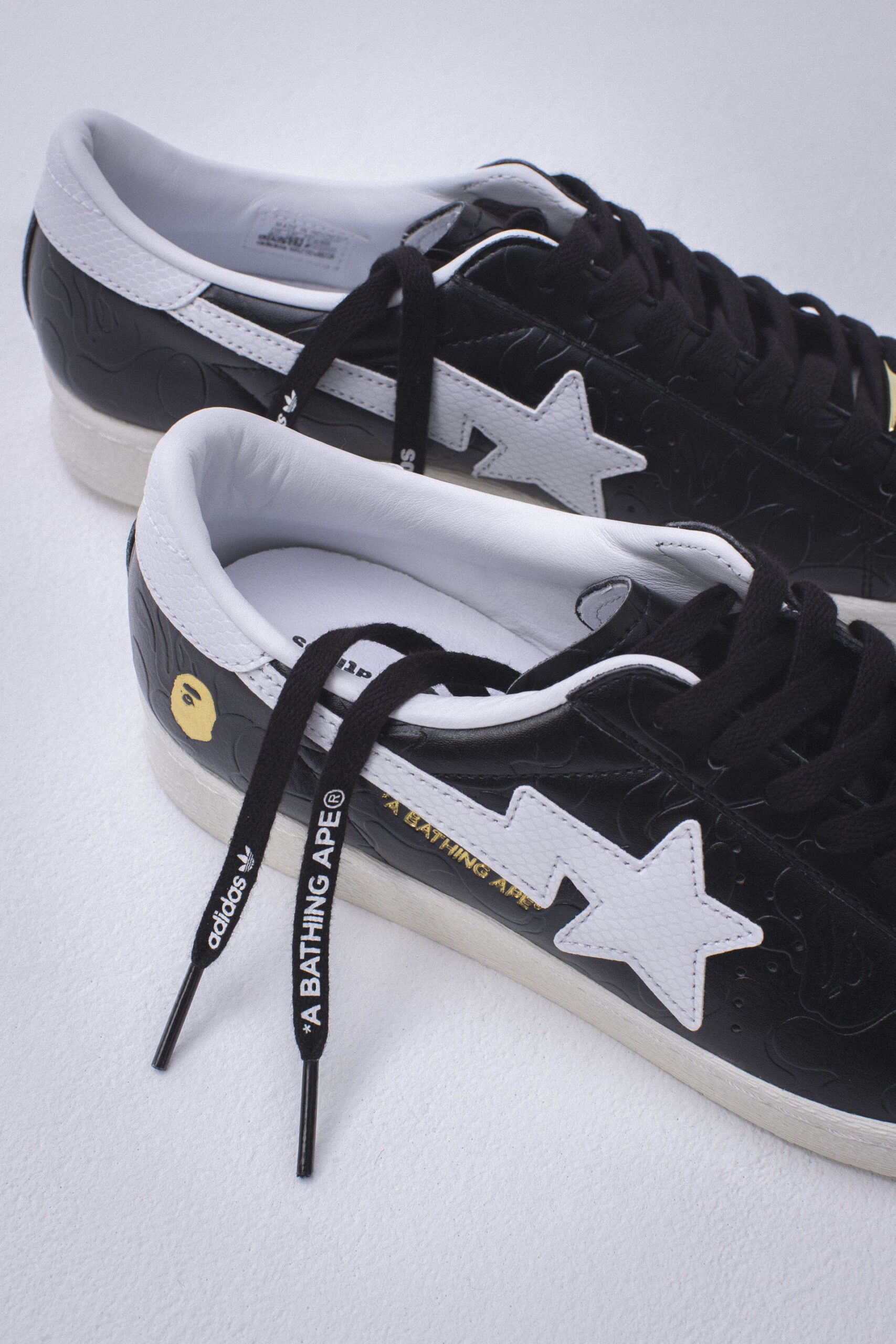 atmosから「adidas Originals」と「BAPE」とのトリプルコラボ