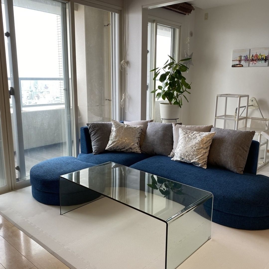 モダンな印象のガラステーブルを取り入れて、すっきりと抜け感のある