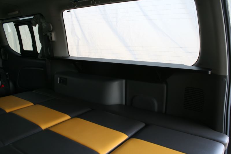 車内に“便利”をプラス！NV350キャラバン用サイドテーブル♪ - GLAD FUN