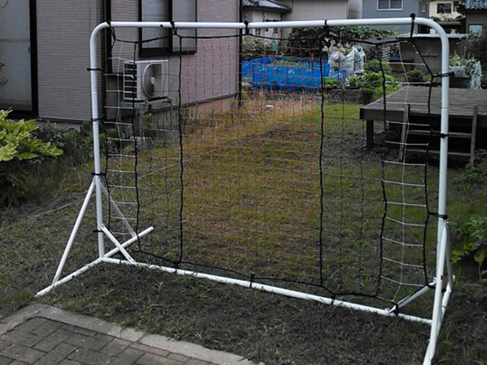 壁打ちリバウンダー(跳ね返るサッカーゴール)。一人でキックと