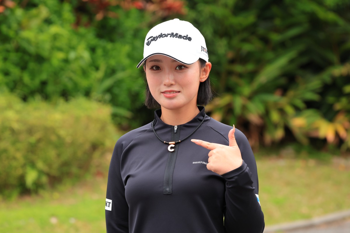 人気女子プロ鶴岡果恋と清本美波が着用しているお洒落なネックレスが気