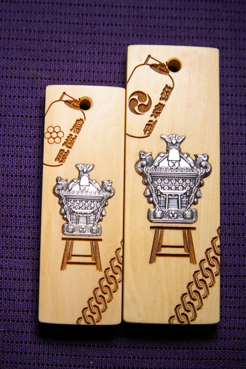 御神輿の銀細工を埋め込んだ木札の特別オプション | 彫刻木札職人