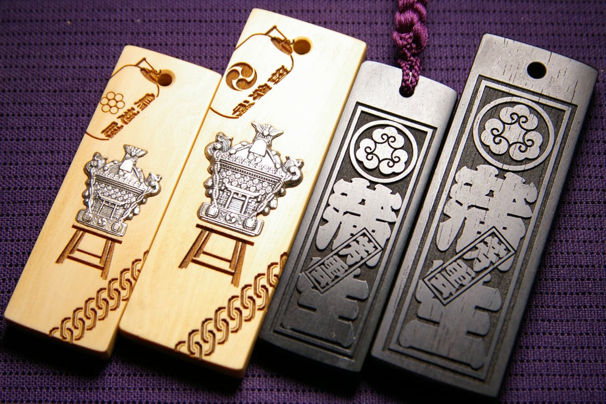 御神輿の銀細工を埋め込んだ木札の特別オプション | 彫刻木札職人