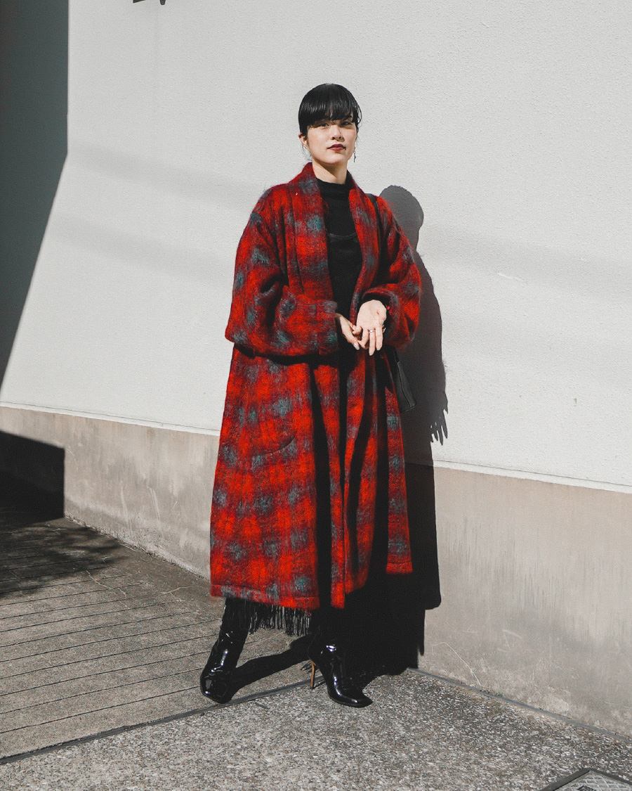 モヘアのチェックコートからワンピースのフリンジをのぞかせて | TOKYO